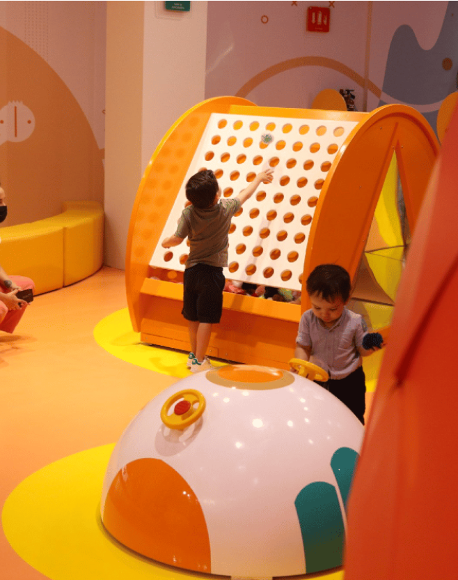 Niños explorando zonas de juego en Museo, una de las mejores actividades interactivas para niños en Guadalajara, ideal para el turismo familiar.